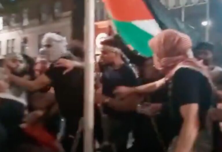 ניו יורק: יהודים הותקפו ואדם אחד נשרף על ידי מפגינים פלסטינים