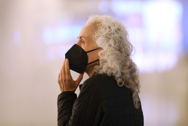 איום בתביעה: מה השיקולים של ברברה פרר בהחזרת חובת המסכות לבתי הספר ועסקים בלוס אנג'לס?