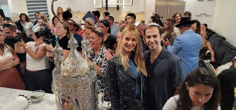 שישו ושמחו בשמחת התורה: התרומה של משפחת גדליה לבית המדרש של הרב אזולאי