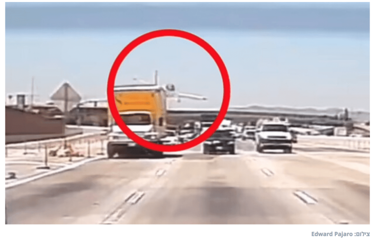 מטוס פרטי ניסה לנחות בין מכוניות ב-91 פריוויי בקורונה, התרסק והחל לבעור; הטייס ניצל בנס. צפו בתיעוד