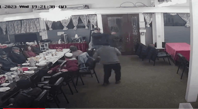 האנטישמיות בקליפורניה: נעצר אדם שירה כדורי סרק בבית כנסת של חב"ד בסן פרנסיסקו. צפו בסרטון