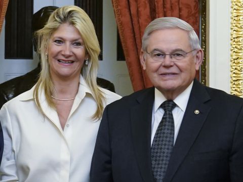 מטילי זהב, מאות אלפי דולרים במעטפות: הסנאטור הדמוקרטי הבכיר מואשם בהעברת מידע רגיש למצרים בתמורה לקבלת שוחד יחד עם אשתו