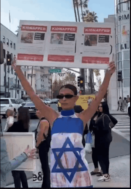 הסתובבה ברחובות לוס אנג'לס בשמלת דגל מוכתם בדם: סיפורה של הדוגמנית הישראלית לינוי עבודי