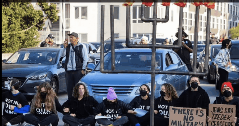 חנוכיה וקרבות אגרופים; 75 יהודים שונאי ישראל חסמו פריוויי ליד דאון טאון בדרישה להפסקת אש בעזה. צפו בסרטון
