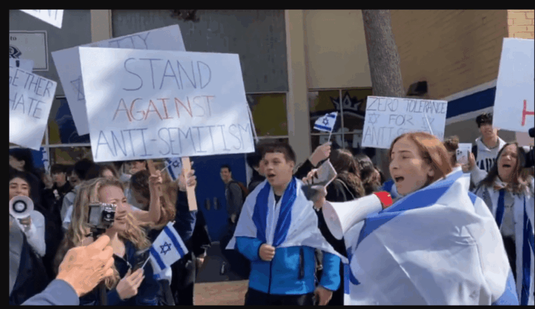 קרא לה יהודיה מלוכלכת ואז תקף אותה: הפגנת מחאה זועמת אחרי תקרית אנטישמית נגד תלמידה ישראלית בתיכון בוודלנד הילס. צפו בסרטון