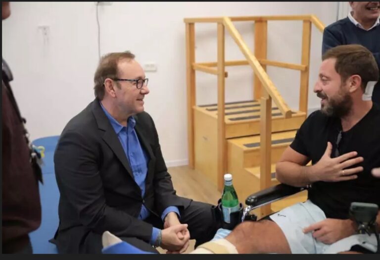 כוכב "בית הקלפים" ביקר באתר נובה והגיע לביה"ח תל השומר לעודד את פצועי צה"ל