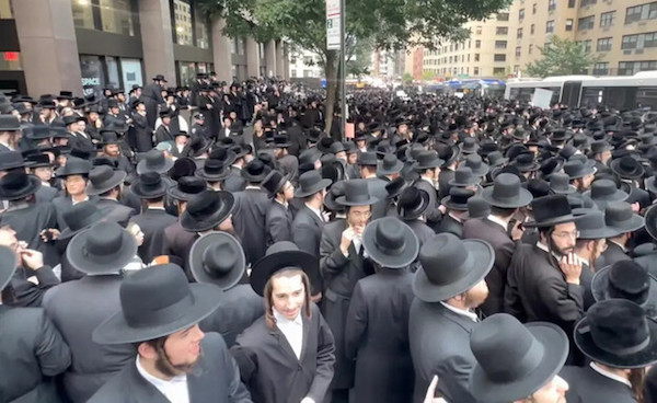 בלב מנהטן: אלפי חרדים הפגינו מול הקונסוליה הישראלית; לא במחאה על המועמד האנטישמי ממדאני -אלא נגד הגיוס לצה"ל