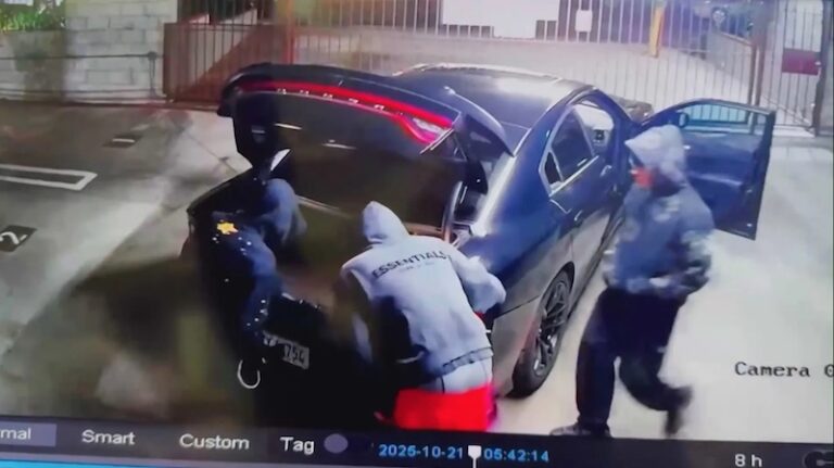 צפו בסרטון המטריד: שלושה פורצים גונבים דודג' צ'ארג'ר מחנייה מאובטחת בבניין דירות בסטודיו סיטי
