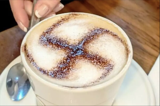 אנטישמיות? באיזה מוסד יוקרתי הגישו ללקוח קפוצ'ינו עם צלב קרס – ומה קרה למלצר שהגיש את כוס התרעלה