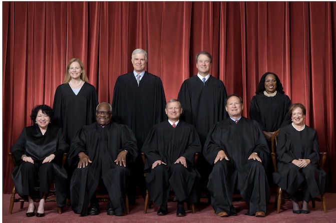 מכה לטראמפ: בית המשפט העליון קבע – המכסים שהטלת על יבוא אינם חוקיים! הממשל: ננסה דרך אחרת