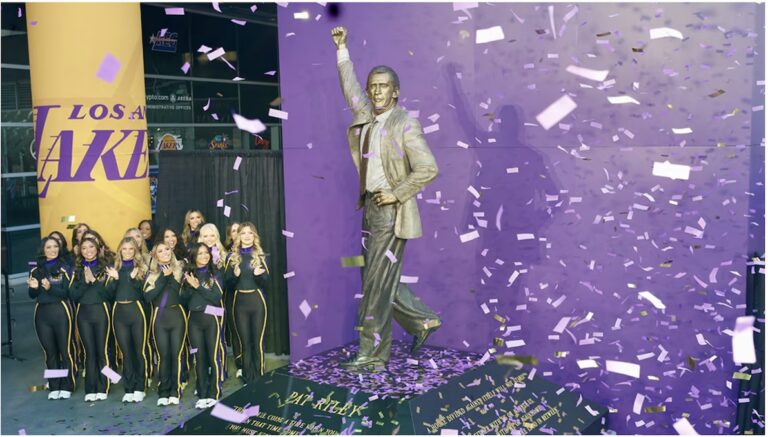 הוקרה ספורטיבית: המאמן האגדי של הלייקרס בתקופת השואו-טיים זכה לפסל של האמן הישראלי בדאון טאון לוס אנג'לס