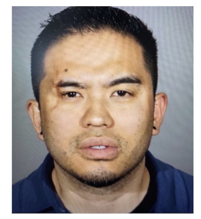 תדהמה בקלאבסס: מורה בבית הספר הפרטי היוקרתי נעצר לאחר ש"צילם מתחת החצאיות של תלמידות", לפי עדויות