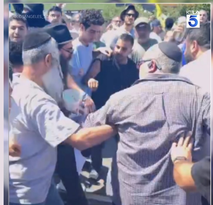 אחרי שנתיים: "הלכתי מכות עם הציונים ולקחנו את הדגל שלהם" – בן 28 נעצר והואשם בפשע שנאה ותקיפת גבר יהודי ליד בית כנסת בלוס אנג'לס