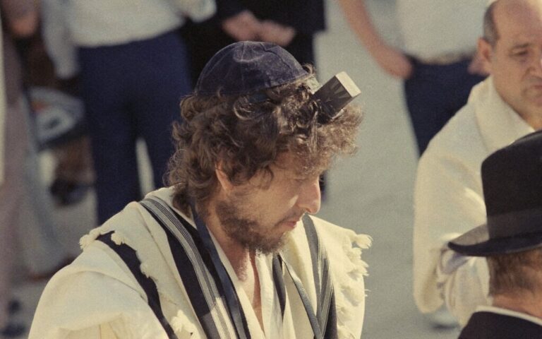 הכוכב האגדי היהודי-נוצרי-יהודי חגג יומולדת 85 – וממשיך לעשות מה בראש שלו בסיבוב ההופעות שלא נגמר