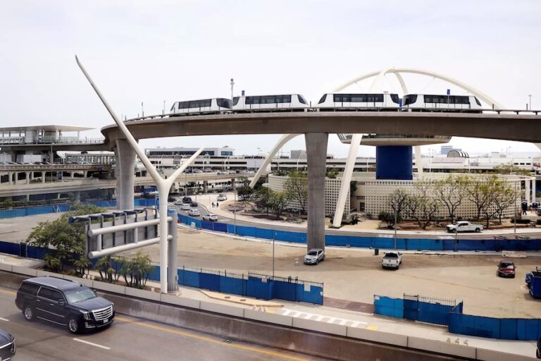 נחיתת אונס בשדה התעופה הבינלאומי של לוס אנג'לס: הקבלנית תובעת ופרויקט הרכבת העילית בדרך לבית המשפט