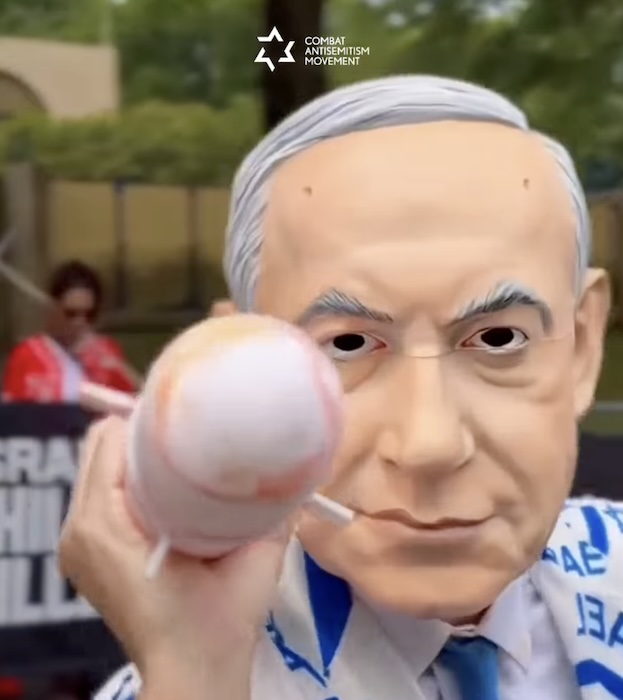 מיצג אנטישמי בוושינגטון מול שגרירות ישראל: "ישראל רוצחת ילדים" ודמות של נתניהו רוקדת על הדם