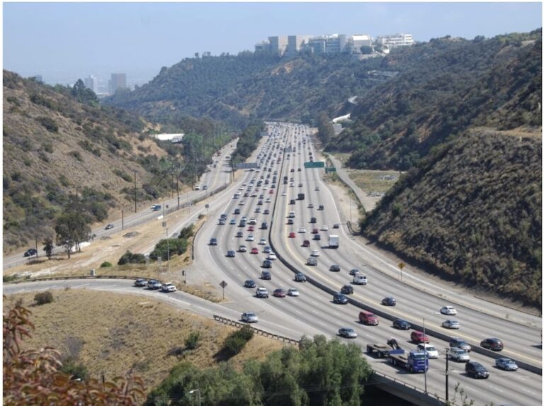 סיוט לנהגים: שבוע נוסף של סגירות נתיבים המוניות ושיבושים קשים ב-405 פריוויי דרך מעבר ספולוודה