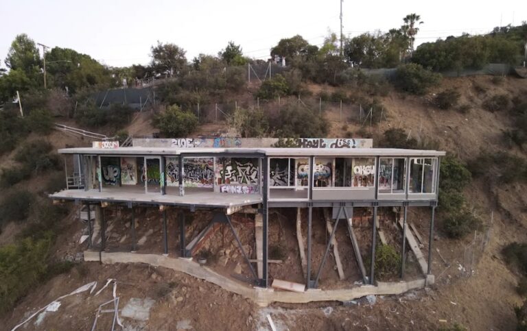 מסיבות פרועות, גרפיטי וסכנת שריפה: האחוזה הבלתי גמורה בגבעות הוליווד הפכה לסיוט של השכנים