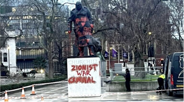 צדק נוסח בריטניה: תומך חמאס ריסס "פושע מלחמה ציוני" על פסל של צ'רציל – וזוכה מאשמה