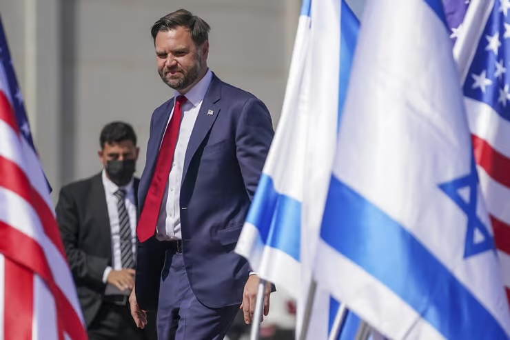 במלון לשעבר של מירי אדלסון: ואנס מנסה לכבוש את היהודים הרפובליקנים -אבל מסרב להתנער מטאקר קרלסון