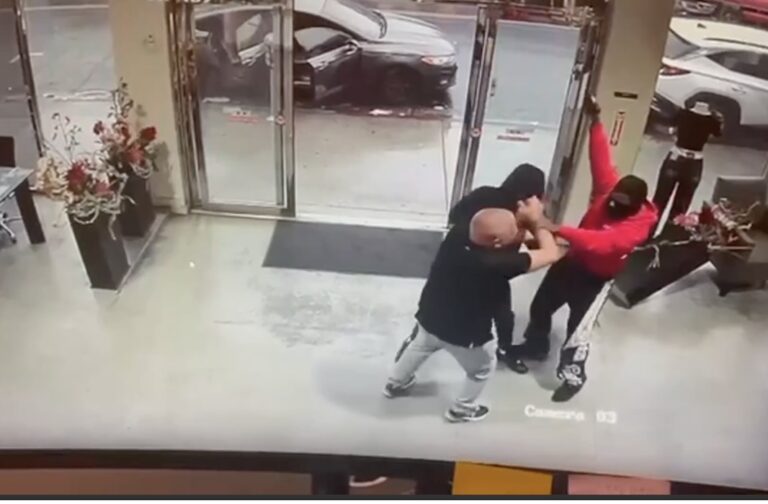 באמצע היום: איש עסקים ישראלי הותקף בברוטליות בדאון טאון לוס אנג'לס ע"י רעולי פנים – והרולקס שלו נגנב. צפו בסרטון המחריד